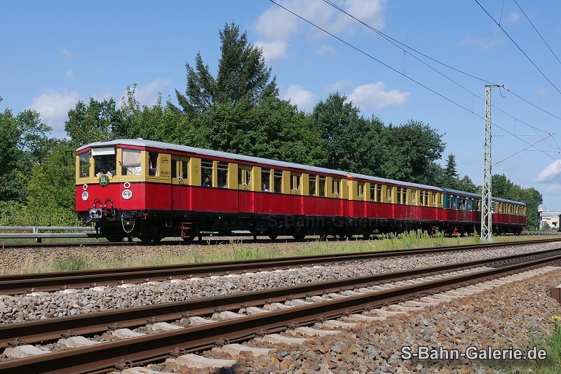 Triebwagen 475 605 am 10.08.2024 in Lehnitz - Foto Olaf Hoell Triebwagen 475 605 am 10.08.2024 in Lehnitz - Foto Olaf Hoell