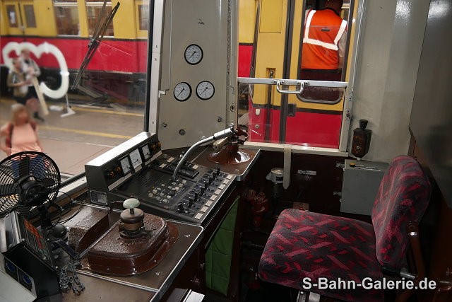Führerstand des 477 602 am 25.05.2024 in der Triebwagenhalle Erkner - S-Bahn-Galerie.de Führerstand des 477 602 am 25.05.2024 in der Triebwagenhalle Erkner - S-Bahn-Galerie.de