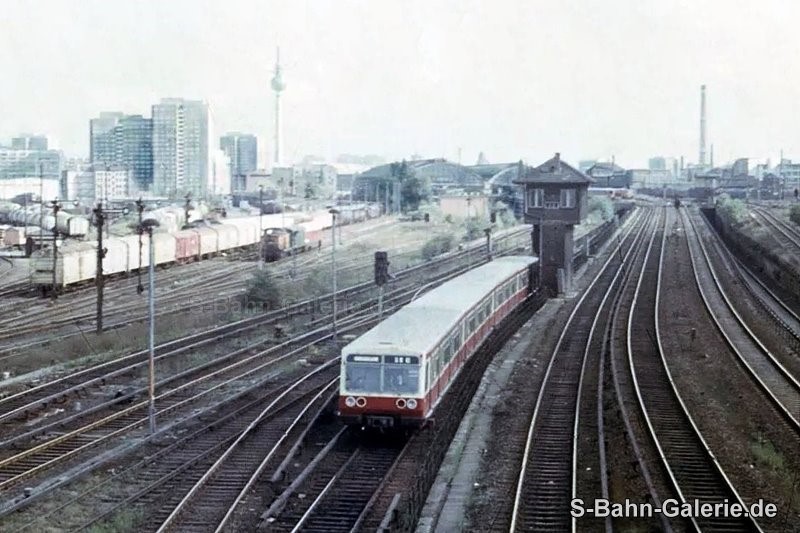 Baumusterzug der Baureihe 270 um 1982 in Berlin, Warschauer Brücke - S-Bahn-Galerie.de Baumusterzug der Baureihe 270 um 1982 in Berlin, Warschauer Brücke - S-Bahn-Galerie.de