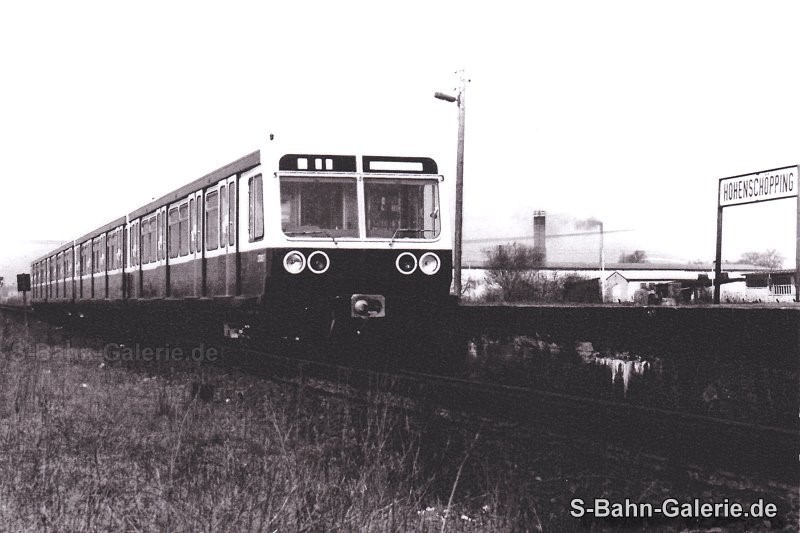 Baumuster 270 001 um 1980 bei Hohenschöpping - S-Bahn-Galerie.de Baumuster 270 001 um 1980 bei Hohenschöpping - S-Bahn-Galerie.de