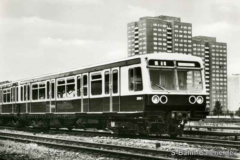 Baumuster 270 001 auf einer Postkarte der S-Bahn Berlin - S-Bahn-Galerie.de Baumuster 270 001 auf einer Postkarte der S-Bahn Berlin - S-Bahn-Galerie.de