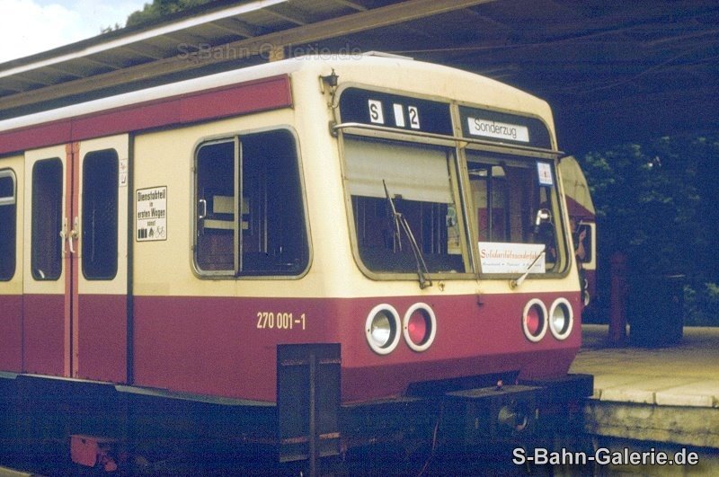 Baumuster 270 001 am 25.08.1987 in Berlin-Mahlsdorf - S-Bahn-Galerie.de Baumuster 270 001 am 25.08.1987 in Berlin-Mahlsdorf - S-Bahn-Galerie.de