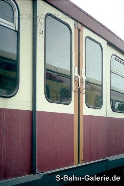 Baumuster 270 001 am 27.10.2001 in Berlin, Abstellanlage Hundekehle - S-Bahn-Galerie.de Baumuster 270 001 am 27.10.2001 in Berlin, Abstellanlage Hundekehle - S-Bahn-Galerie.de