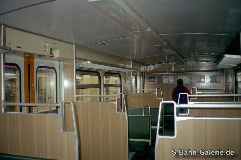Fahrgastraum vom Baumster 270 001 am 27.10.2001 in Berlin, Abstellanlage Hundekehle - S-Bahn-Galerie.de Fahrgastraum vom Baumster 270 001 am 27.10.2001 in Berlin, Abstellanlage Hundekehle - S-Bahn-Galerie.de
