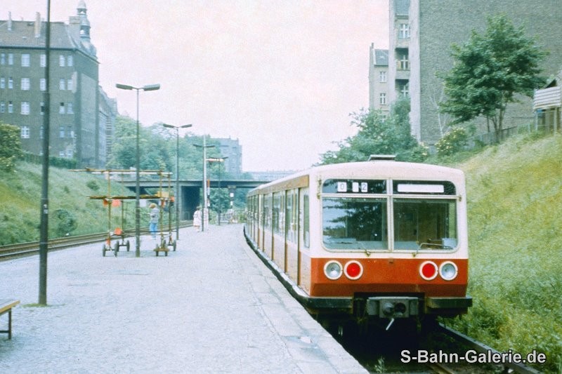Baumusterzug der Baureihe 270 um 1982 in Berlin, Prenzlauer Straße - S-Bahn-Galerie.de Baumusterzug der Baureihe 270 um 1982 in Berlin, Prenzlauer Straße - S-Bahn-Galerie.de