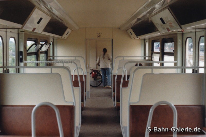 Fahrgastraum des Triebwagen 270 037 im Juli 1990 in Blankenburg - S-Bahn-Galerie.de Fahrgastraum des Triebwagen 270 037 im Juli 1990 in Blankenburg - S-Bahn-Galerie.de