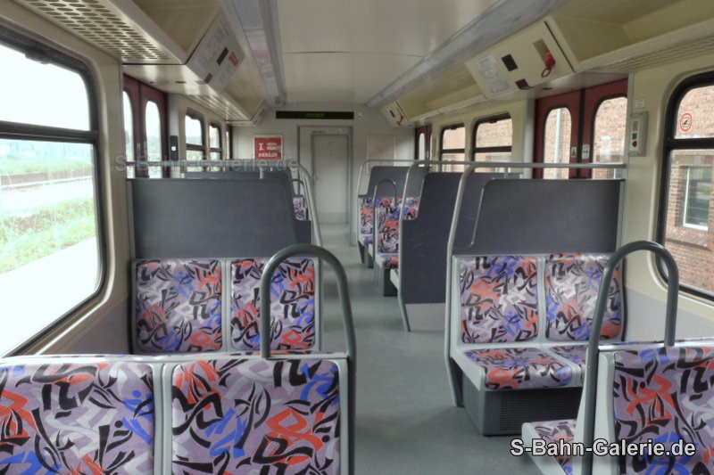 Fahrgastraum des 485 015 am 01.06.2013 in Erkner - Foto: Olaf Hoell - S-Bahn-Galerie.de Fahrgastraum des 485 015 am 01.06.2013 in Erkner - Foto: Olaf Hoell - S-Bahn-Galerie.de
