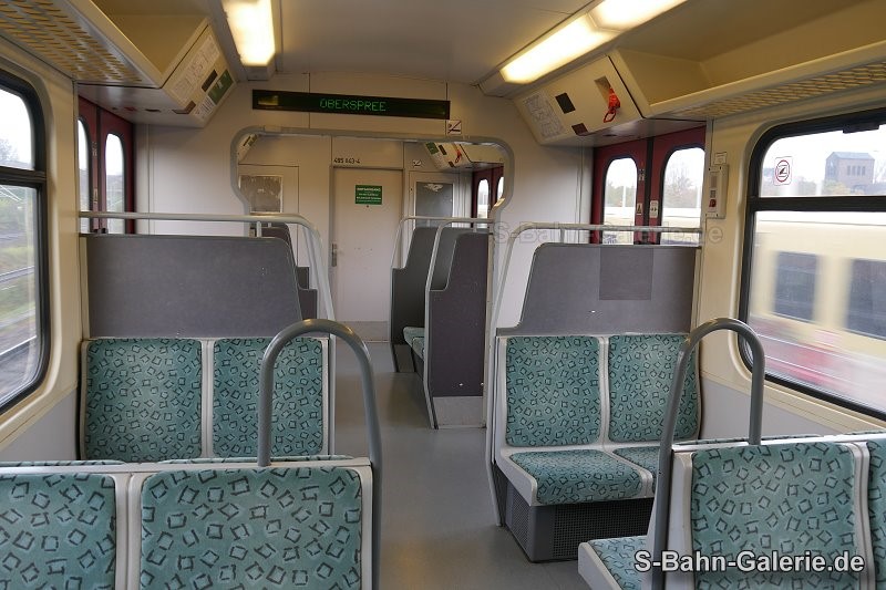Fahrgastraum des 485 043 am 12.11.2023 in Schöneweide - S-Bahn-Galerie.de Fahrgastraum des 485 043 am 12.11.2023 in Schöneweide - S-Bahn-Galerie.de