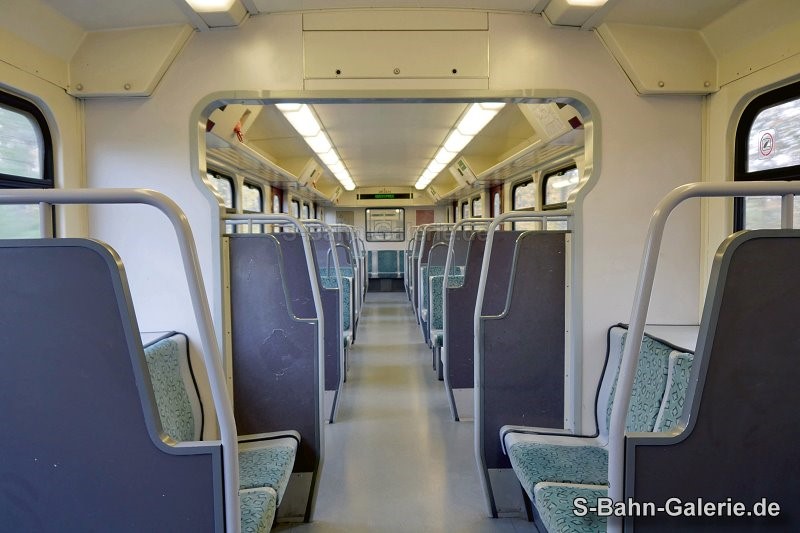 Fahrgastraum des 485 043 am 12.11.2023 in Schöneweide - S-Bahn-Galerie.de Fahrgastraum des 485 043 am 12.11.2023 in Schöneweide - S-Bahn-Galerie.de