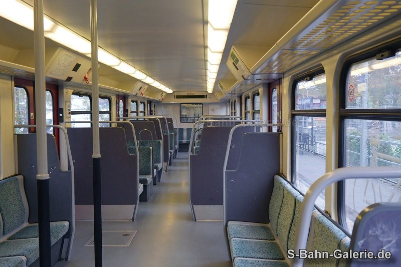 Fahrgastraum des Beiwagen 885 038 am 12.11.2023 in Spindlersfeld - S-Bahn-Galerie.de Fahrgastraum des Beiwagen 885 038 am 12.11.2023 in Spindlersfeld - S-Bahn-Galerie.de