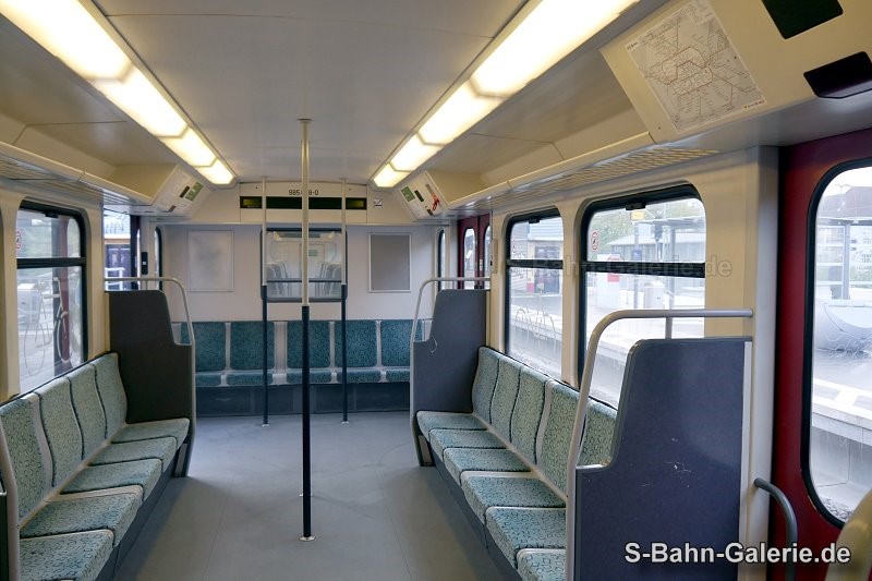 Fahrgastraum des Beiwagen 885 038 am 12.11.2023 in Schöneweide - S-Bahn-Galerie.de Fahrgastraum des Beiwagen 885 038 am 12.11.2023 in Schöneweide - S-Bahn-Galerie.de