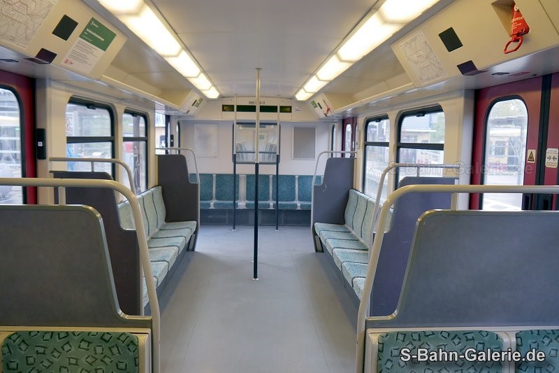 Fahrgastraum des Beiwagen 885 038 am 12.11.2023 in Schöneweide - S-Bahn-Galerie.de Fahrgastraum des Beiwagen 885 038 am 12.11.2023 in Schöneweide - S-Bahn-Galerie.de