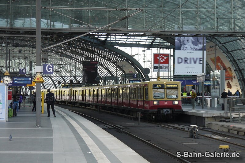 485 022 am 29.04.2015 in Hauptbahnhof - Foto: Olaf Hoell - S-Bahn-Galerie.de 485 022 am 29.04.2015 in Hauptbahnhof - Foto: Olaf Hoell - S-Bahn-Galerie.de