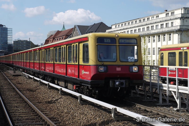 485 022 am 29.04.2015 in Berlin-Zoo - Foto: Olaf Hoell - S-Bahn-Galerie.de 485 022 am 29.04.2015 in Berlin-Zoo - Foto: Olaf Hoell - S-Bahn-Galerie.de