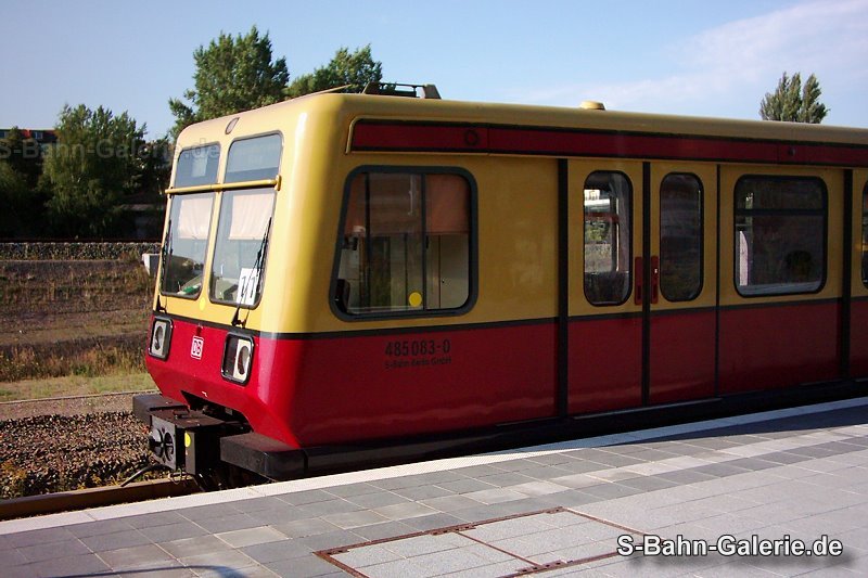 485 083 am 07.08.2003 in Westhafen - Foto: Olaf Hoell - S-Bahn-Galerie.de 485 083 am 07.08.2003 in Westhafen - Foto: Olaf Hoell - S-Bahn-Galerie.de