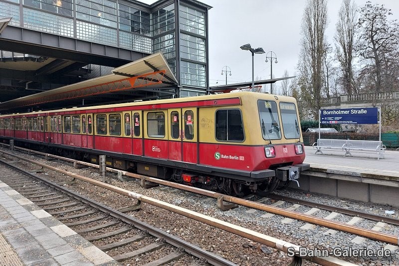 485 090 am 02.12.2022 in Bornholmer Straße - Foto: Olaf Hoell - S-Bahn-Galerie.de