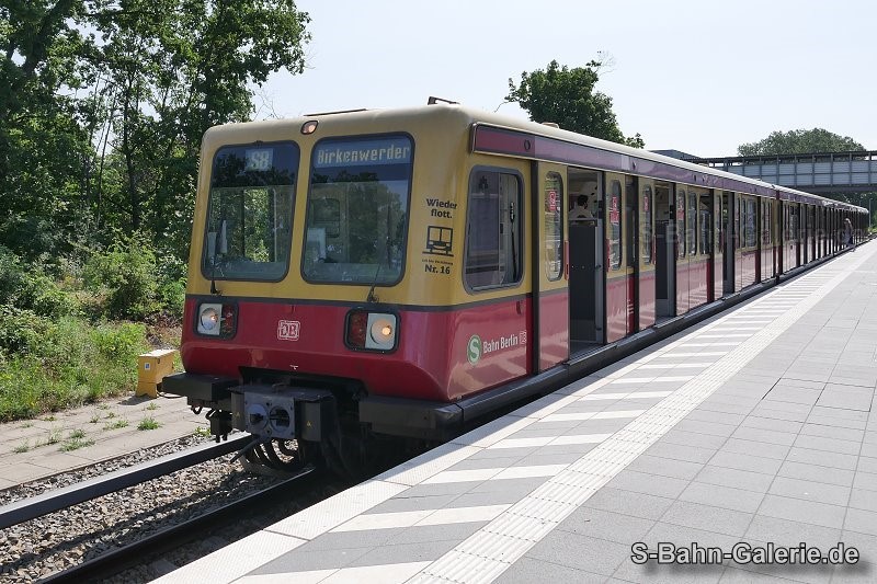 485 109 am 18.07.2021 in Schöneweide - Foto: Olaf Hoell - S-Bahn-Galerie.de 485 109 am 18.07.2021 in Schöneweide - Foto: Olaf Hoell - S-Bahn-Galerie.de