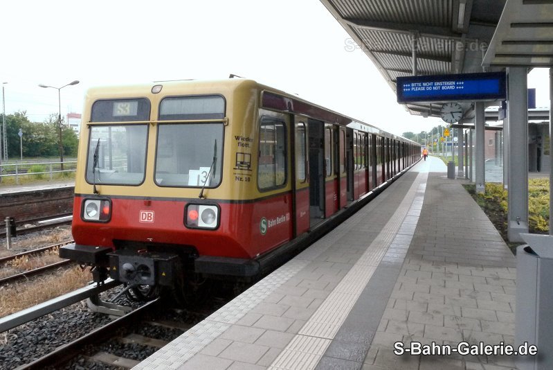 485 110 am 01.06.2013 in Erkner - Foto: Olaf Hoell - S-Bahn-Galerie.de 485 110 am 01.06.2013 in Erkner - Foto: Olaf Hoell - S-Bahn-Galerie.de
