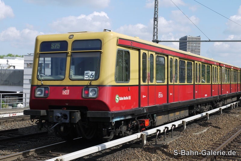 Zug der Baureihe 485 am 29.04.2015 in Zoo - Foto: Olaf Hoell - S-Bahn-Galerie.de Zug der Baureihe 485 am 29.04.2015 in Zoo - Foto: Olaf Hoell - S-Bahn-Galerie.de