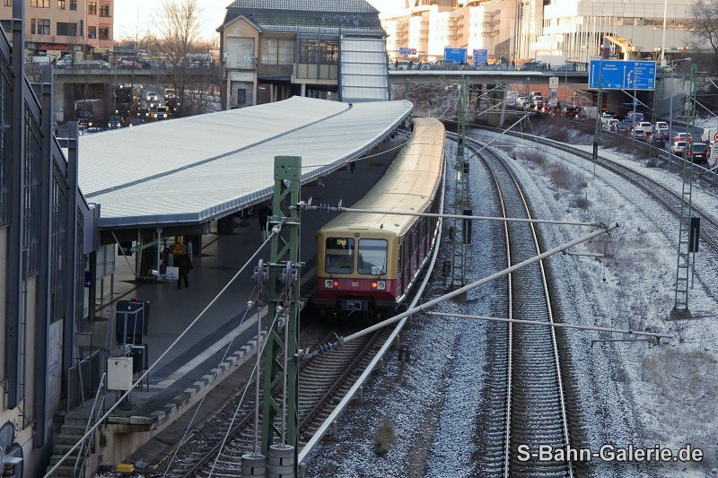 Zug der Baureihe 485 am 18.01.219 in Messe Nord - Foto: Olaf Hoell - S-Bahn-Galerie.de Zug der Baureihe 485 am 18.01.219 in Messe Nord - Foto: Olaf Hoell - S-Bahn-Galerie.de