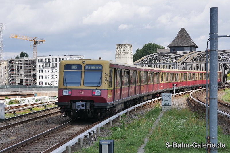 Zug der Baureihe 485 am 18.08.2021 in Treptower Park - Foto: Olaf Hoell - S-Bahn-Galerie.de Zug der Baureihe 485 am 18.08.2021 in Treptower Park - Foto: Olaf Hoell - S-Bahn-Galerie.de