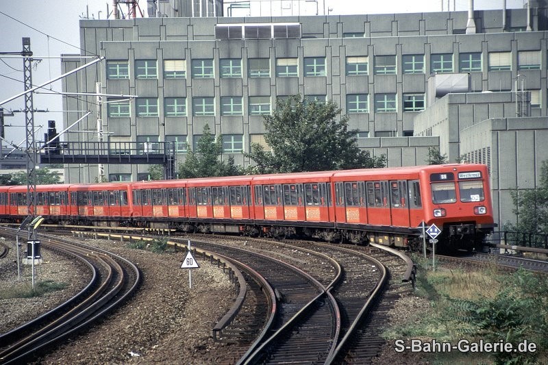 485 021 am 05.02.1998 im alten Lehrter Bahnhof - Sammlung Olaf Hoell - S-Bahn-Galerie.de 485 021 am 05.02.1998 im alten Lehrter Bahnhof - Sammlung Olaf Hoell - S-Bahn-Galerie.de