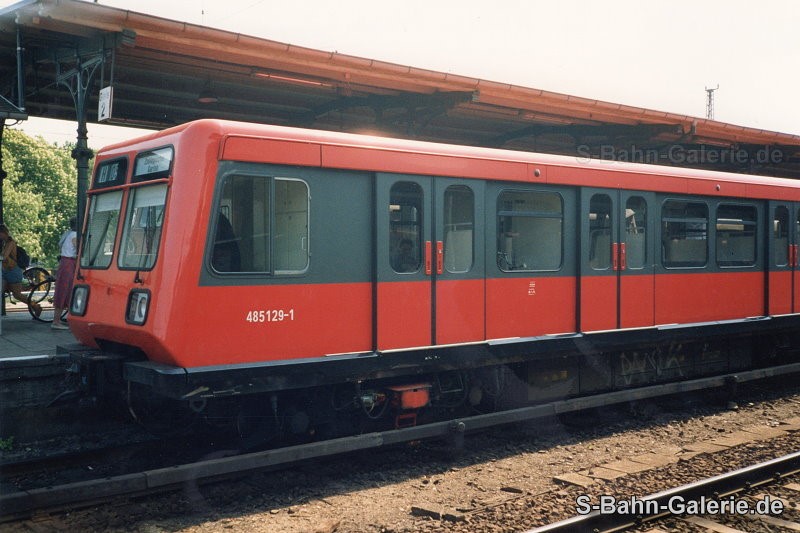 485 030 im Mai 1993 in Königs Wusterhausen - Sammlung Olaf Hoell - S-Bahn-Galerie.de 485 030 im Mai 1993 in Königs Wusterhausen - Sammlung Olaf Hoell - S-Bahn-Galerie.de