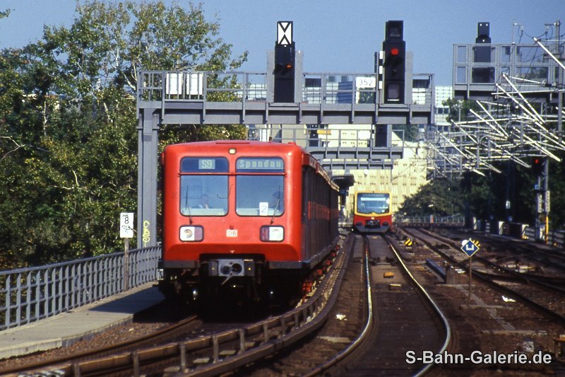 Zug der Baureihe 485 am 05.10.2005 in Zoo - Sammlung Olaf Hoell - S-Bahn-Galerie.de Zug der Baureihe 485 am 05.10.2005 in Zoo - Sammlung Olaf Hoell - S-Bahn-Galerie.de