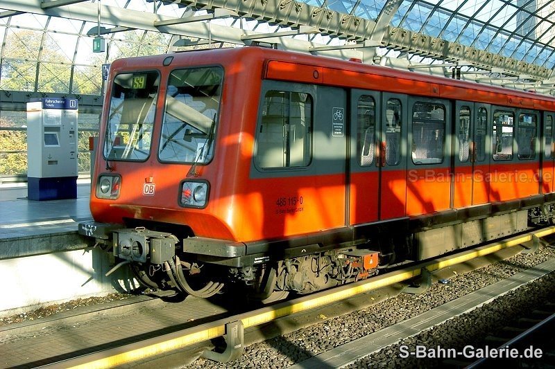 Duo-S-Bahn 485 115 am 27.10.2005 in Berlin-Spandau - S-Bahn-Galerie.de Duo-S-Bahn 485 115 am 27.10.2005 in Berlin-Spandau - S-Bahn-Galerie.de