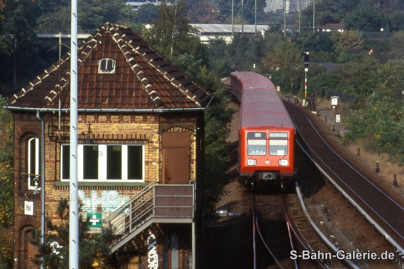 Zug der Baureihe 485 am 16.10.2001 bei Halensee - Sammlung Olaf Hoell - S-Bahn-Galerie.de Zug der Baureihe 485 am 16.10.2001 bei Halensee - Sammlung Olaf Hoell - S-Bahn-Galerie.de