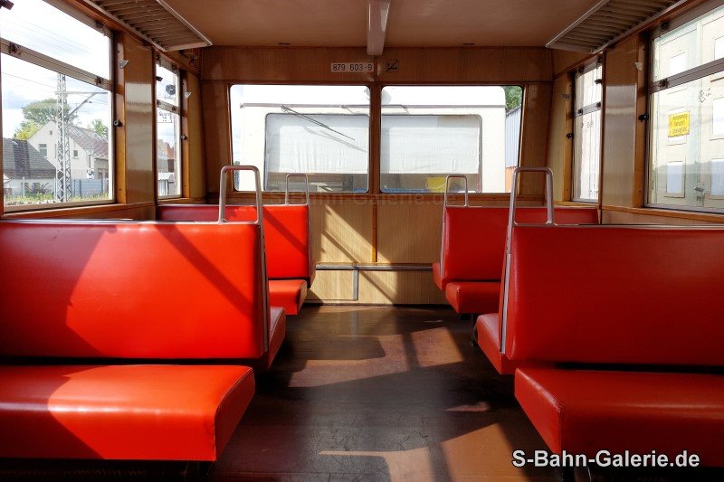 Fahrgastraum des Steuerwagen 279 006 (879 603) der Buckower Kleinbahn - S-Bahn-Galerie.de Fahrgastraum des Steuerwagen 279 006 (879 603) der Buckower Kleinbahn - S-Bahn-Galerie.de
