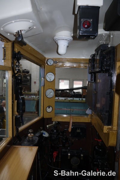 Führerstand im Steuerwagen 275 660 - Foto: Olaf Hoell