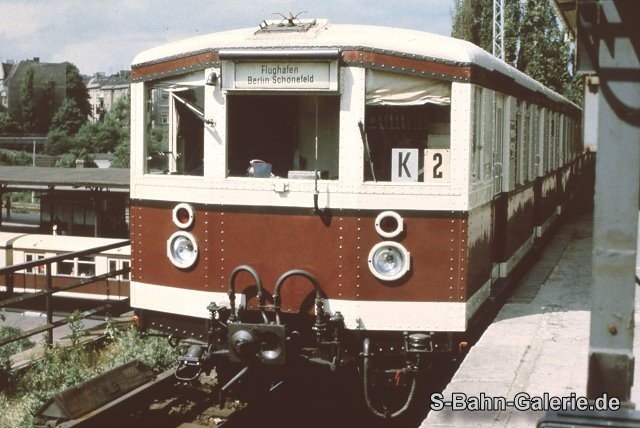 Triebwagen der Baureihe 475 im Jahre 1995 in Berlin-Ostkreuz - Sammlung Olaf Hoell Triebwagen der Baureihe 475 im Jahre 1995 in Berlin-Ostkreuz - Sammlung Olaf Hoell