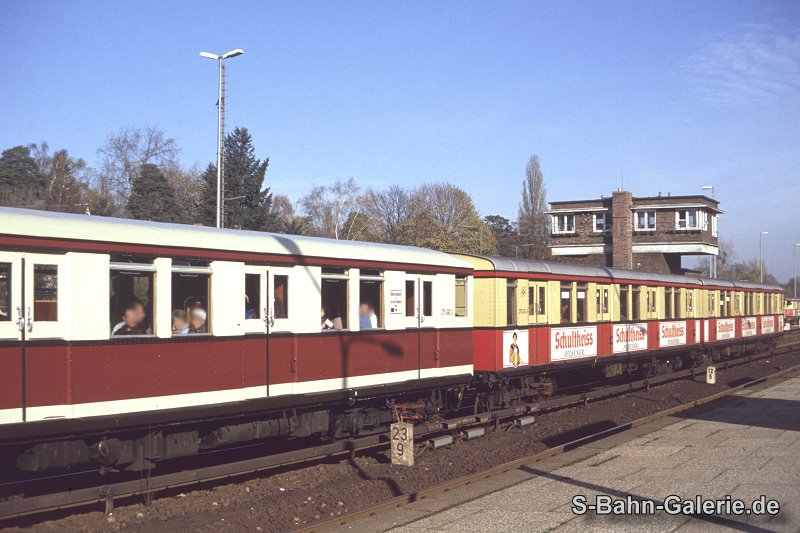 DR und BVG gemeinsam im November 1989 im Bahnhof Wannsee auf der Linie S1  - Sammlung Olaf Hoell